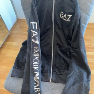 Nyskick Emporio Armani kofta  - I nytt skick 