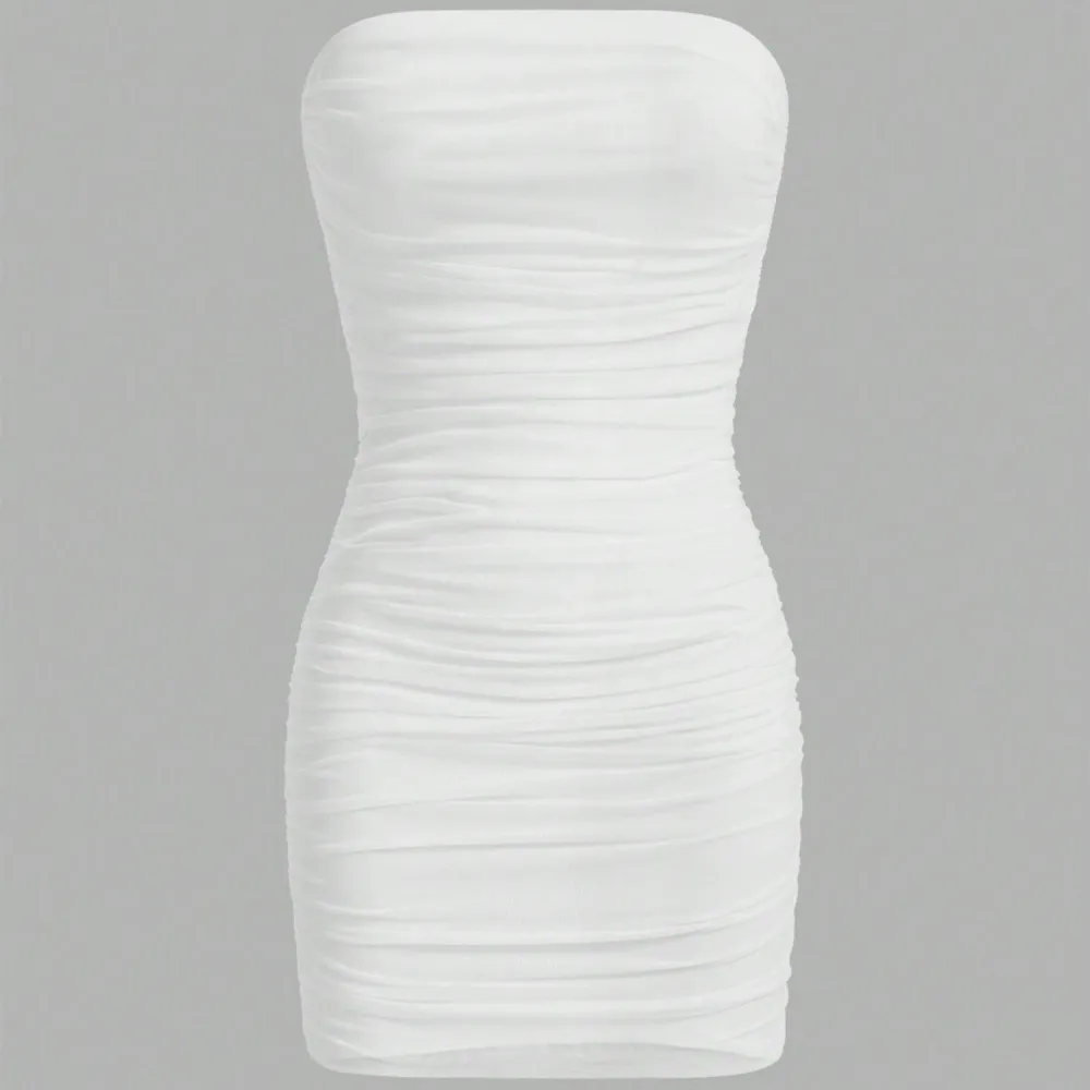 Super fin vit klänning men tyvärr för liten för mig. Storlek M men skulle kunna passa S. Klänningar.