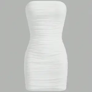 Super fin vit klänning men tyvärr för liten för mig. Storlek M men skulle kunna passa S