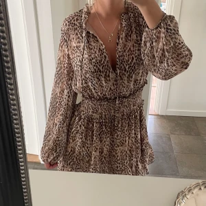 Klänning - Leopard klänning från Zara aldrig använd med prislapp kvar. 