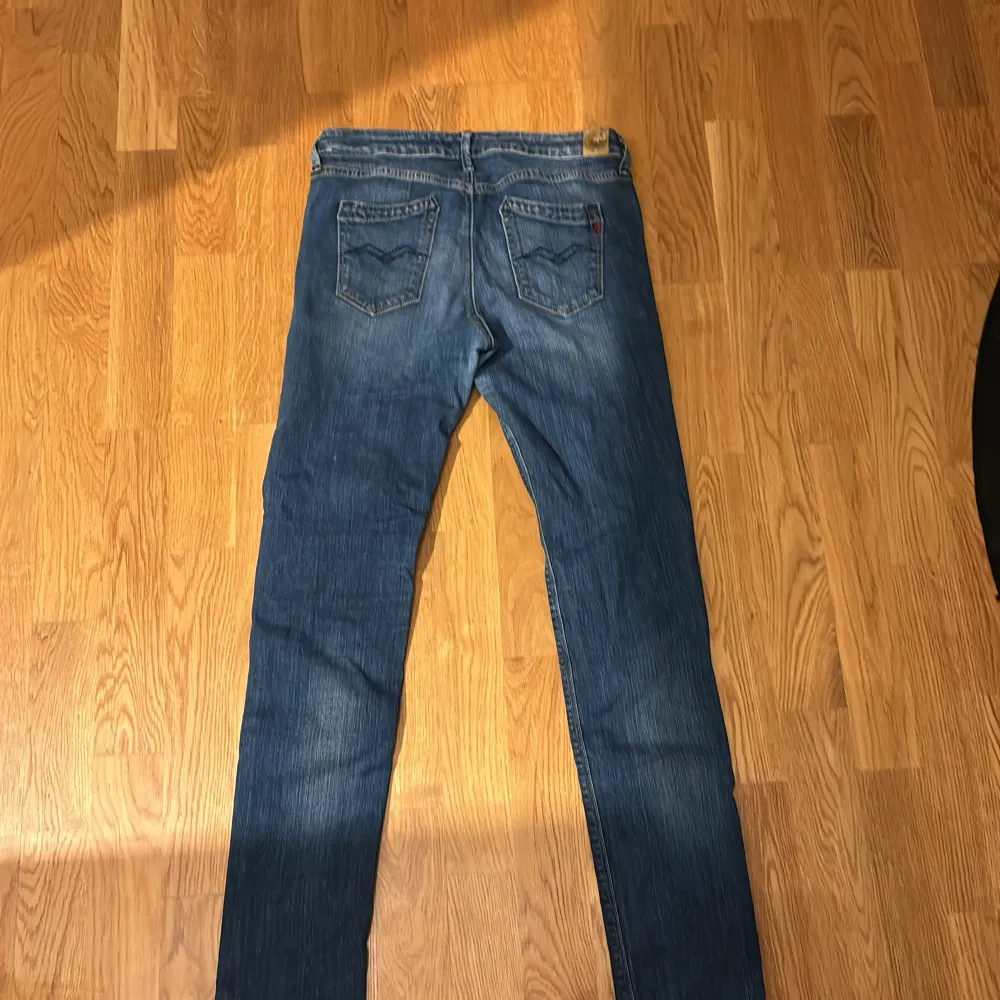 Ett par feta replay jeans med lite slitningar.  Skick: 9,5 av 10  Nypris: 1400 Modell: skinny-slim   Knappt använda.. Jeans & Byxor.