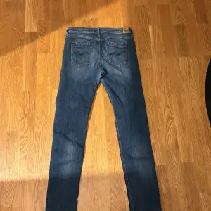 Ett par feta replay jeans med lite slitningar.  Skick: 9,5 av 10  Nypris: 1400 Modell: skinny-slim   Knappt använda.