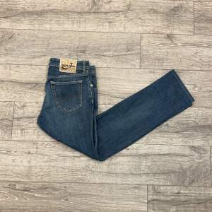 Jacob cohen jeans | Storlek 32/32 | Handgjorda i Italien med exclusivt material | Skick 9/10 inga defekter | Nypris: 5499kr, mitt pris: 1299kr | Modellen är 185cm och 80kg | Hör gärna av dig vid fler frågor! 😊