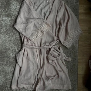 Ljusrosa morgonrock - Lingerie / badrock i tunnt material aldrig använd!