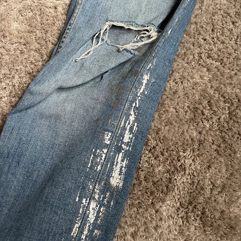 Jeans med både fransar där nere samt silvriga detaljer. I bra skick!. Jeans & Byxor.