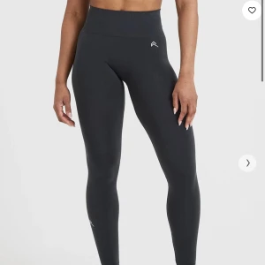 Oner active tights  - Tights från Oner Active i färgen Coal (helt slutsåld på hemsidan) i strl M- lång.