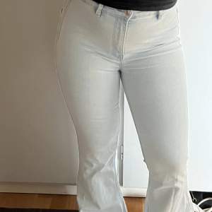 Flare Jeans från stradivarius. Sparsamt använda (Max 3ggr)