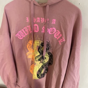Bershka hoodie med tryck - Ljusrosa hoodie från bershka med tryck. Går även att köpa som ett sett med matchande mjukisbyxor. Använd ett par gånger men är i bra skick.