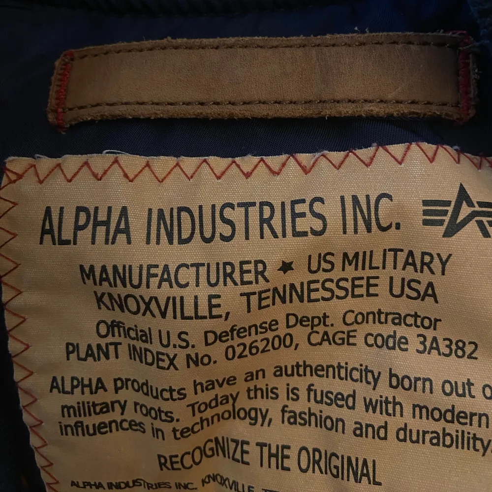 Säljer min blåa Alpha Industries bomber jacka som jag köpte för 3200 på NK pga av att jag inte har plats i garderoben🫶Jackan har ett riktigt bra skick och är fortfarande vattentät. Skriv ifall du undrar något så svarar jag gärna💕💌 . Jackor.