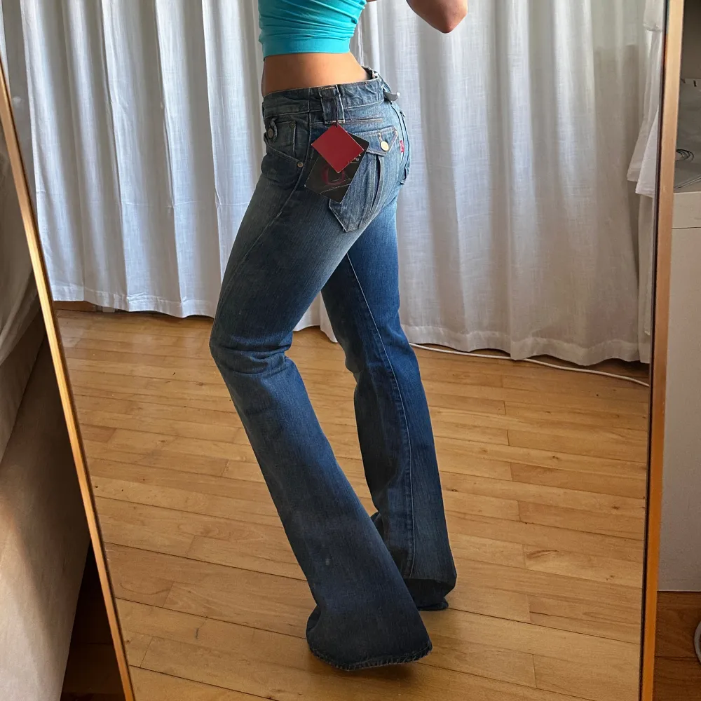 Vintage lågmidjade bootcut Levis jeans med lapp kvar💓midja 40 innerben 87 jae 165. Jeans & Byxor.