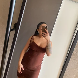 Klänning  - Sommarklänning i mesh tyg och knyten. Sparsamt använd, superfin. 