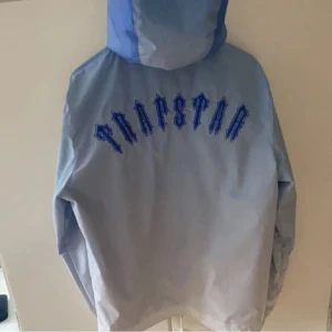 trapstar windbreaker - storlek M, skick 8/10 använt knappt perfekt för våren, priset är inte hugget i sten kom med bud och frågor 