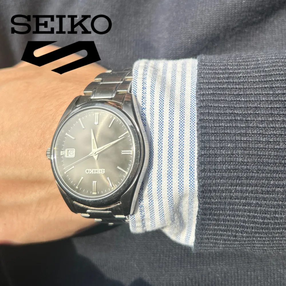 Seiko Sapphire 40mm stål svart urtavla | riktigt bra skick men såklart små repor på länkarna som kommer till vid användning | nypris 3200 vid snabb affär 2099. Accessoarer.