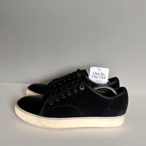 Lanvins - Säljer ett par svarta lanvins i storlek UK8 (EU42), cond 7,5/10 små märken på kanten av toecap och heeldrag. Tillkommer skor och vc-tag