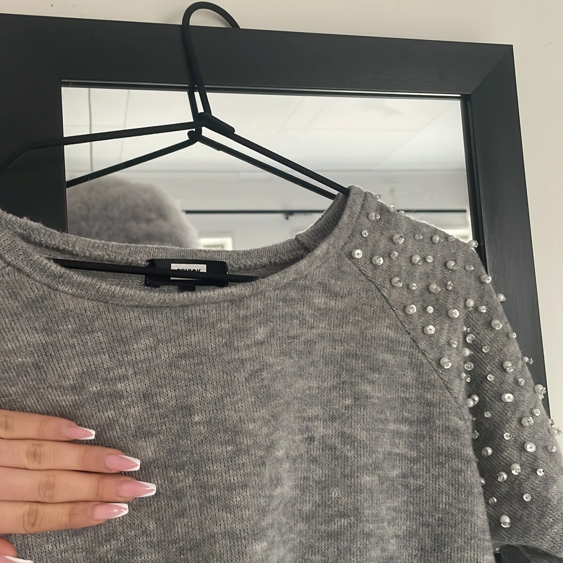 Grå tröja med pärlor ◻️ - 92