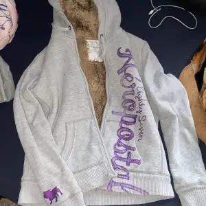 Säljer min jättefina Aeropostale hoodie då den inte kommit till användning. Den är väldigt liten i storleken skulle säga att den passar M-S