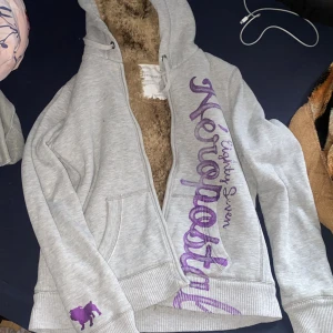Aeropostale zip up hoodie - Säljer min jättefina Aeropostale hoodie då den inte kommit till användning. Den är väldigt liten i storleken skulle säga att den passar M-S