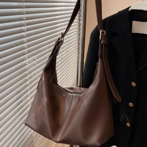 Brun skinnväska  - Jag säljer min bruna skinnväska som är i nyskick. Väskan har ett litet fack med dragkedja på insidan och även justerbart band. Skriv för fler bilder, mått eller andra frågor! 🤍 Pris går att diskuteras vid snabb affär!