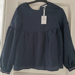 Tommy Hilfiger tröja  - Blus köpt ifrån Tommy Hilfiger. Köpte blusen för 600kr, men säljer den för 300kr. 