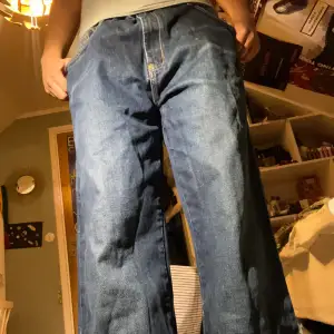 Snygga jeans med text på baksidan. Sitter bra men är lite korta för mig (163). Byxorna är lite stora i midjan men det står storlek 34 på dem. 