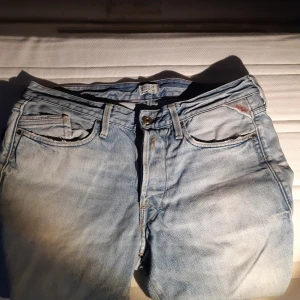 Replay jeans!!! - Tja! Säljer dessa super snygga blåaReplay jeans. De är i jättebra skick har slitningar men det är modellen. Skriv om du har någon fråga. Gå in på min profil för att hitta andra kläder och skor i andra färger och storlekar!