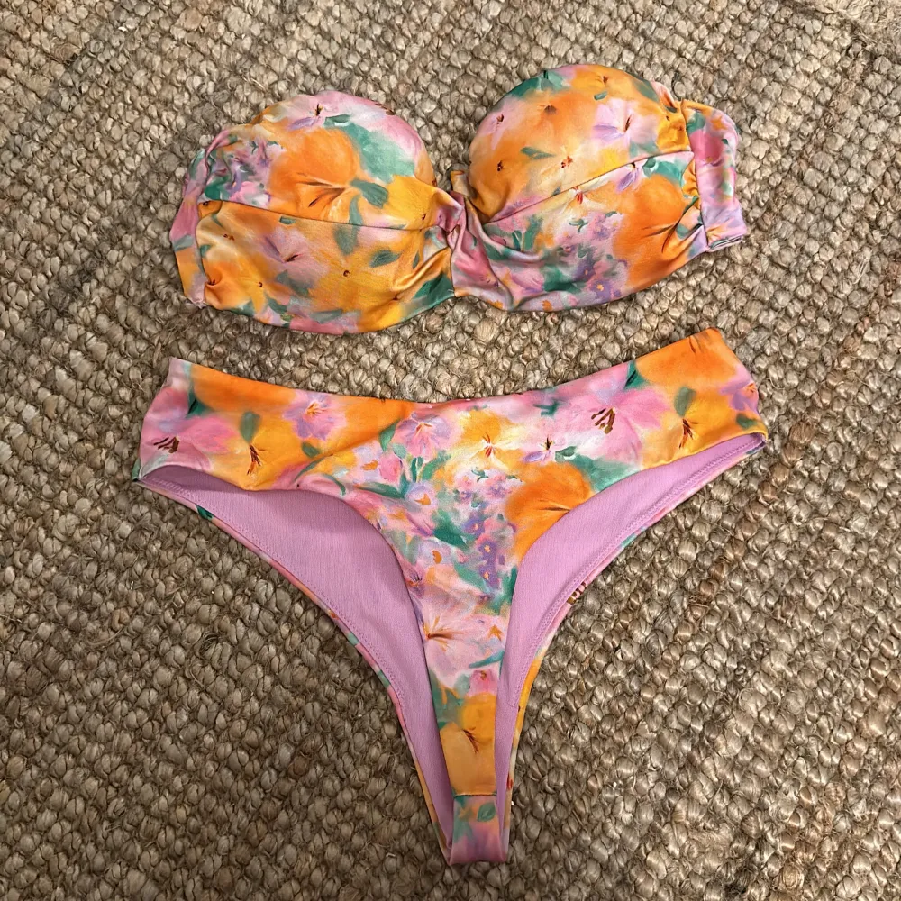 Blommig bandeu bikini med högmidjade trosor 🩷 Super fin, Skulle säga att det är som en 36. Övrigt.