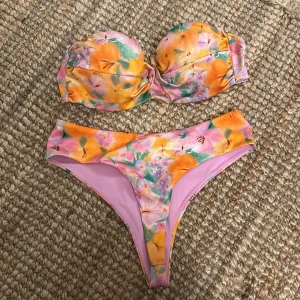 Bikini - Blommig bandeu bikini med högmidjade trosor 🩷 Super fin, Skulle säga att det är som en 36