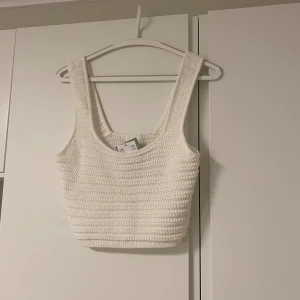 Stickad topp - En stickad sommar topp från h&m som är helt oanvänd, prislappen är kvar. 