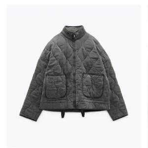 Zara quiltad jacka  - Säljer denna då den inte kommer till användning. Använd 2 gånger, som ny. Den med högst bud vinner budgivningen! 