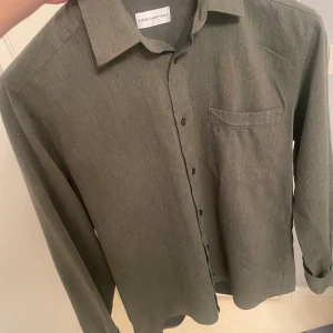 Overshirt- these glory days - Tja! Säljer denna snygga olivgröna overshirten i linne från these glory days i storlek S. Storleken är helt TTS, skick 9,5/10 endast testad! Nypris 1099 kr, mitt pris 500kr, allt gott!