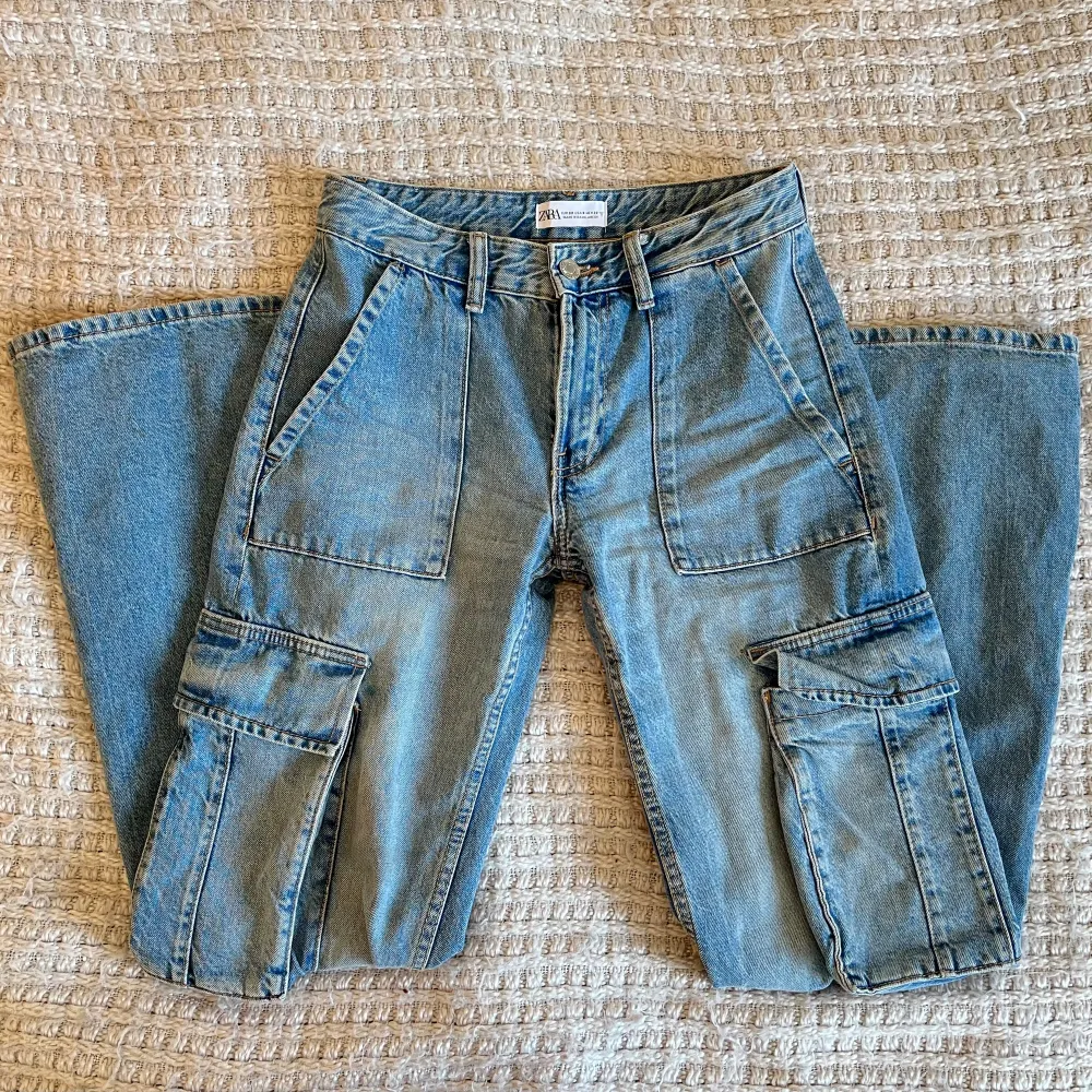 Cargo jeans från Zara, original pris var 60$ usd. Använt fåtal gånger och skicket är precis som nytt. Storlek är 32 och passar en xs/s eller storlek 25/26 i jeans. Möjligtvis storlek 27. Skicka meddelande vid frågor.. Jeans & Byxor.