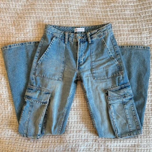 Cargo jeans Zara - Cargo jeans från Zara, original pris var 60$ usd. Använt fåtal gånger och skicket är precis som nytt. Storlek är 32 och passar en xs/s eller storlek 25/26 i jeans. Möjligtvis storlek 27. Skicka meddelande vid frågor.