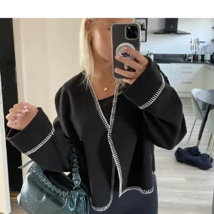 Jacka gina tricot  - Säljer denna populära jackan från gina tricot ❤️ använd en gång endast! Bra skick!