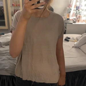 beige T-shirt  - Säljer denna fina basic beiga t-shirt ! Den är i bra skick och pris kan diskuteras!💕 ( den är ganska luftig och skön)