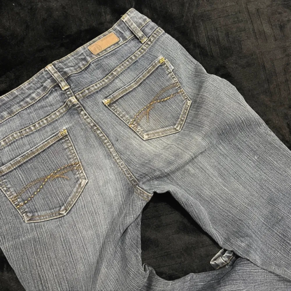 Super fina jeans som tyvärr inte passar mig❤️❤️ Innerbenslängd: 71 cm Midja: 40 cm. Jeans & Byxor.