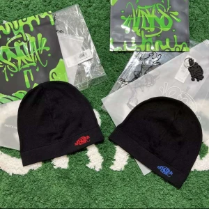 Syna world mössor  - Vi har kvar två röda och två blåa,dom är helt nya,oanvända och inpackade,materiallet är stretchy.priset går o diskutera.