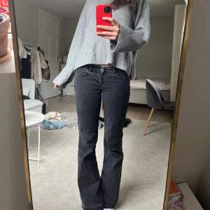 Svarta/grå lågmidjade jeans från h&m i storlek 38💕