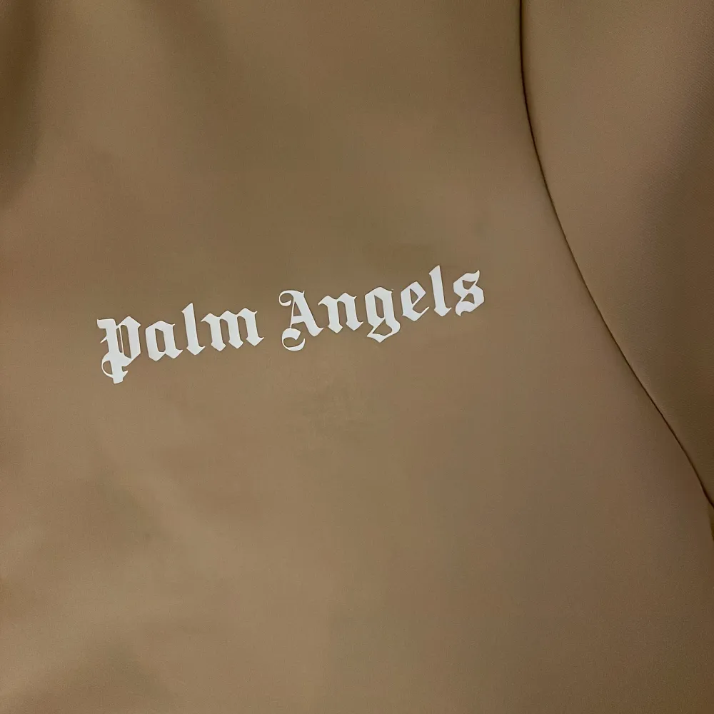 Säljer en palm angels dress. I beige. Relativt ny, använts några fåtal gånger. Inga defekter eller likande. Möts upp i Göteborg och byten går bra. . Hoodies.