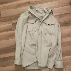 En overshirt i ett perfekt skick och dessutom perfekt till våren och hösten. Använd ett par gånger men är fortfarande i ett riktigt bra skick.