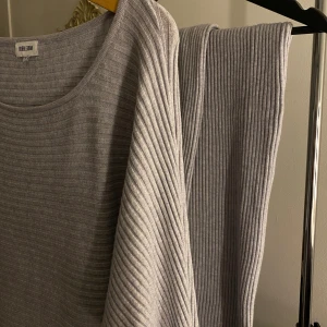 Grå overzise dress - Bra skick, använd några gånger Grå ribbad set från Bubbleroom Skön material, vanlig passform (overzie)  