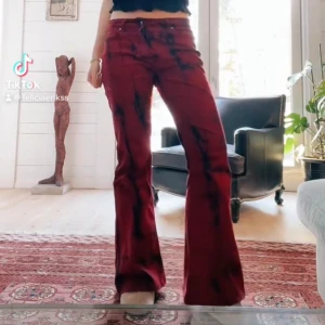 Mönstrade jeans  - Trendiga helt slutsålda mönstrade jeans från EMP, nypris 700kr använd endast två gånger så i nyskick! Jag är 173cm lång 