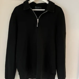 Zip tröja - Fräsch zip tröja säljes, helsvart med i storlek M.  Inköpt från Asos i nyskick.