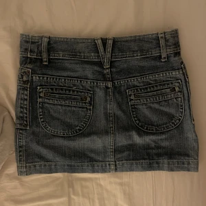 Jeanskjol - Superfin jeanskjol i toppenskick! Säljer då den har blivit för liten för mig. Storlek 34/XS❤️  Midjemått: ca 36-37cm Längd: 32cm
