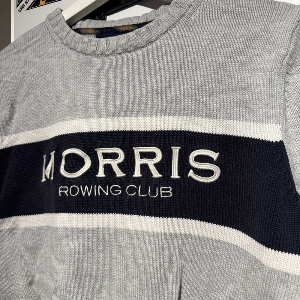 Grå kabelstickad tröja från Morris. Tröjor & Koftor.