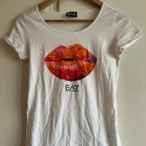 Topp Armani - Snygg t-shirt med tryck. Fint skick, skriv för mått m.m