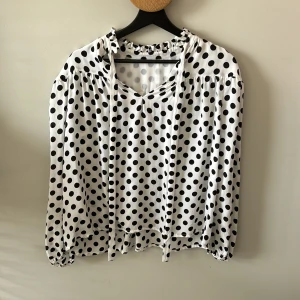 Maje blus  - Jättefin svartvit prickig blus från maje som är i väldigt bra skick. 