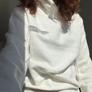 Vit hoodie  - Superfin mjuk vit hoodie i perfekt skick. Inga fläckar, mjukt tyg och lite tunnare 🤍 perfekt till sommaren för kallare kvällar 🫶🏻 säljer pga tyvärr för liten för mig. I plagget står strl M, passar både S/M