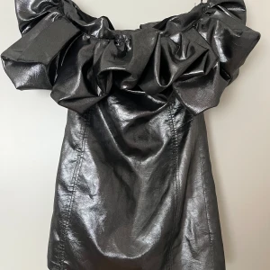 Silvrig off-shoulder topp - Använd endast en gång och är i utmärkt skick. Fin till middag, fest och lyxiga vardagar