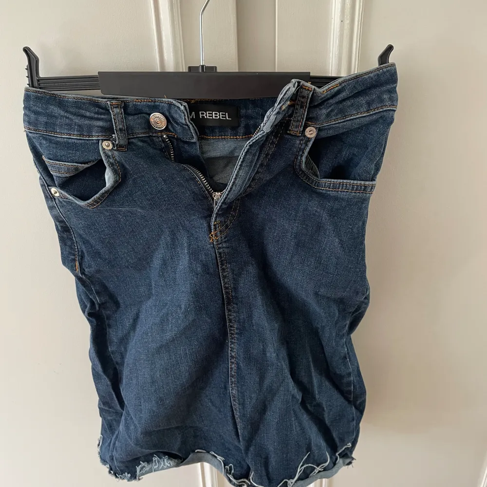 Fin jeans kjol från denim rebel. Står tyvärr ingen storlek men skulle gissa att den är som en xs-s. Kjolar.