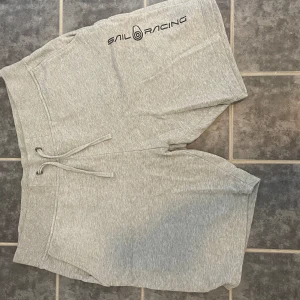 Sail racing shorts  - Jag kan tyvärr inte bära Sail racing shortsen längre för har går ner i vikt de passar folk i XL och i L   Priset kan diskuteras vid snab afär 